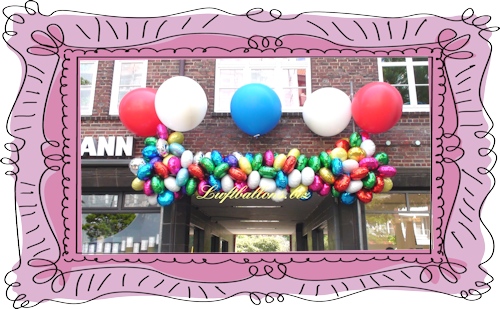 Girlande aus Folien-Luftballons verziert mit Riesenballons