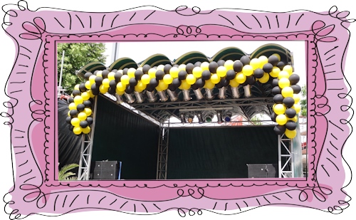 Girlande aus Luftballons, Dekoration einer Bühne