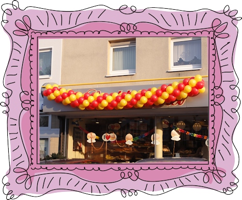Girlande aus Luftballons zu Karneval, Bäckerei Kamp
